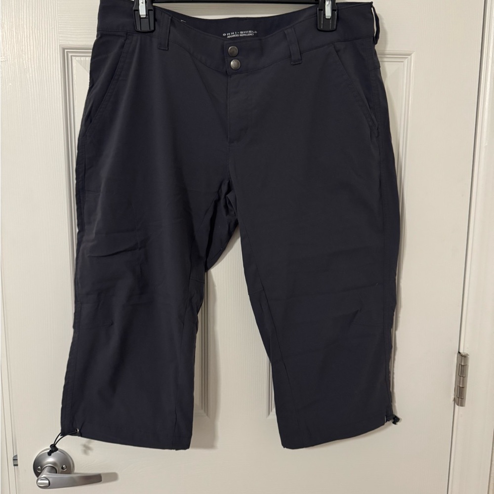 Columbia Womens Dark Grayish Black Capris w/drawstring at bottom. Size Medium